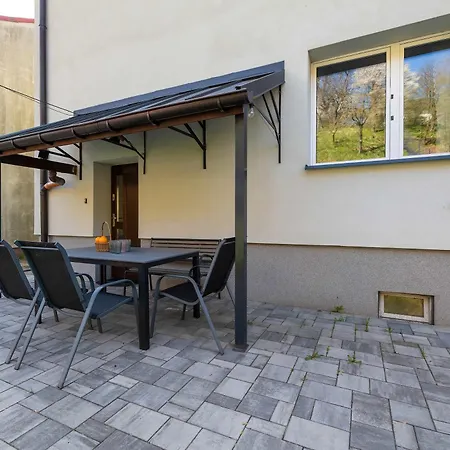 Spacious With Parking And Garden By Renters Apartment Zywiec