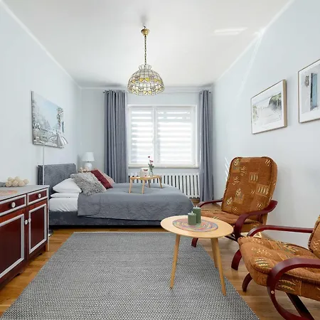 Spacious With Parking And Garden By Renters Apartment *