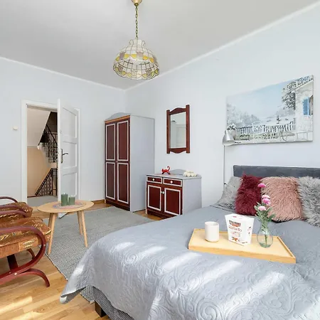 Spacious With Parking And Garden By Renters Apartment *