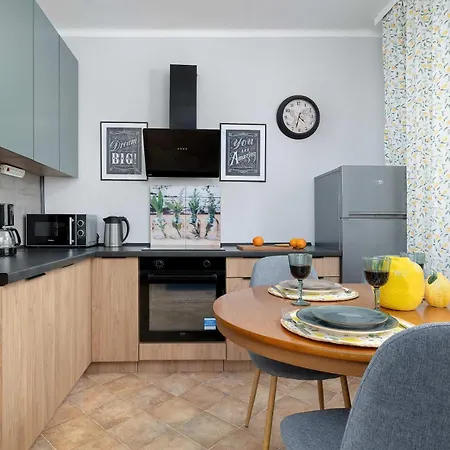 Spacious With Parking And Garden By Renters *