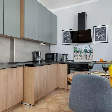 Spacious With Parking And Garden By Renters Apartment Zywiec