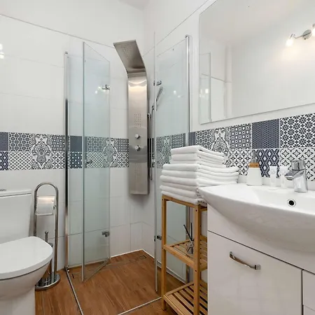 Spacious With Parking And Garden By Renters Apartment Zywiec